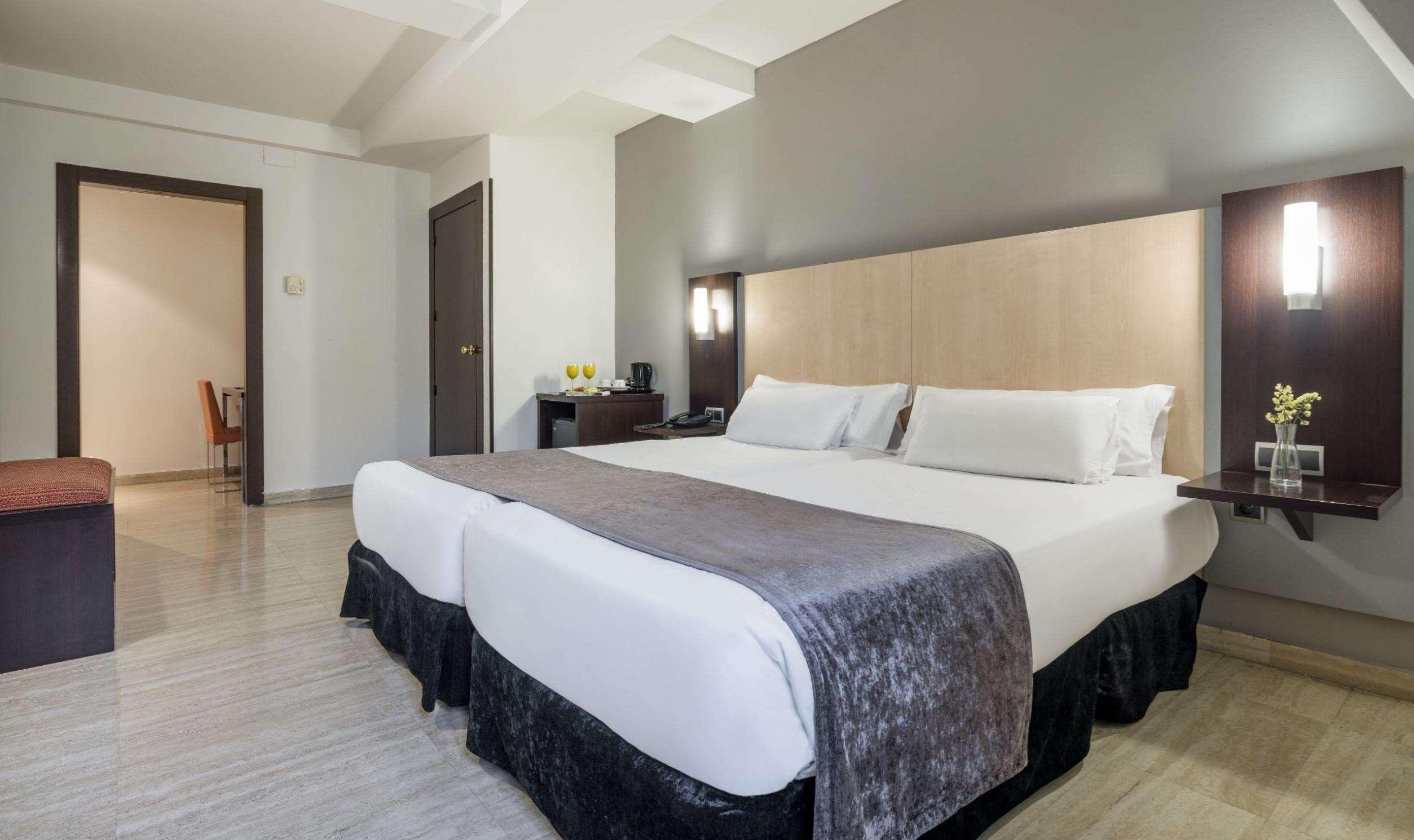 Ilunion Almirante Hotel Барселона Екстериор снимка