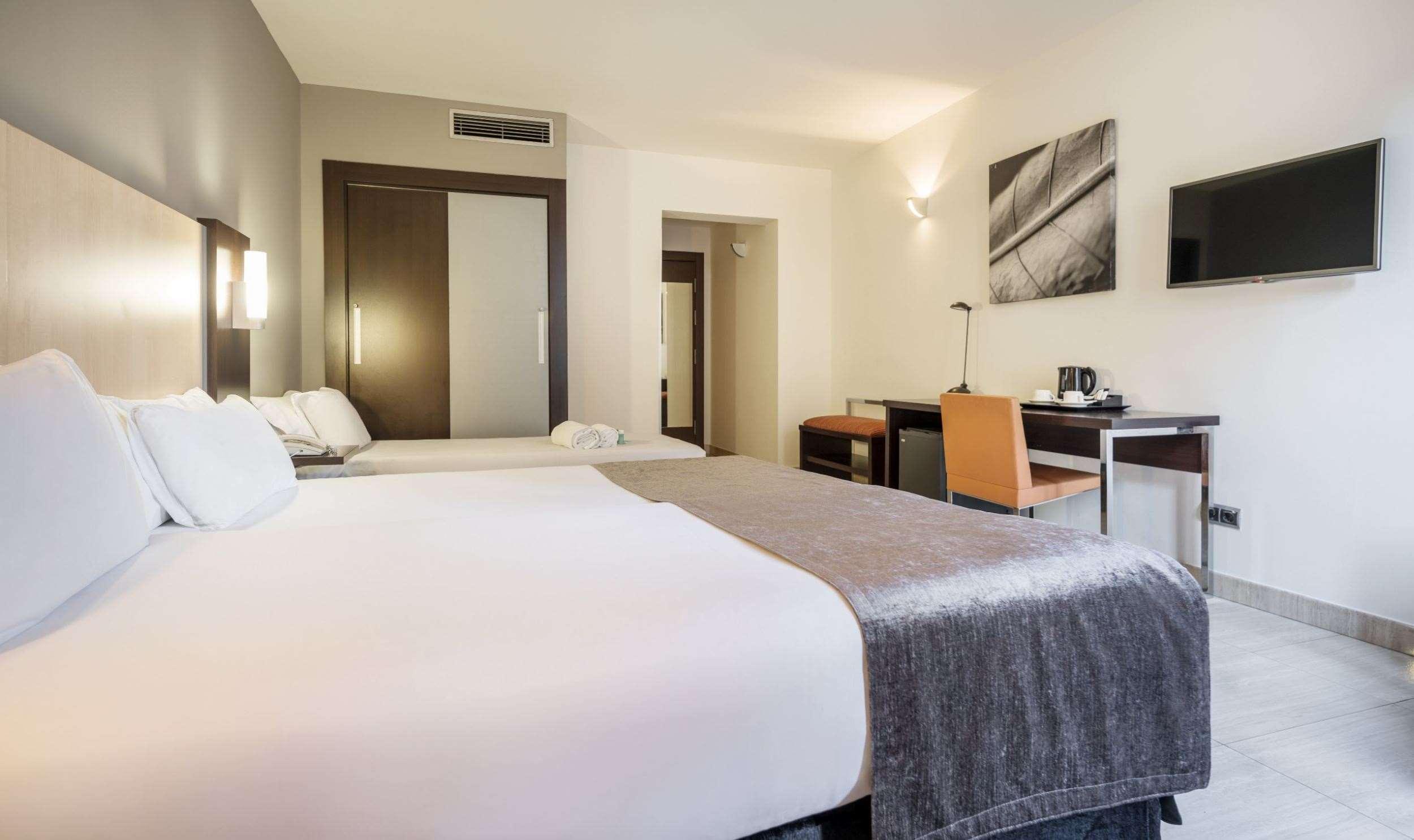 Ilunion Almirante Hotel Барселона Екстериор снимка