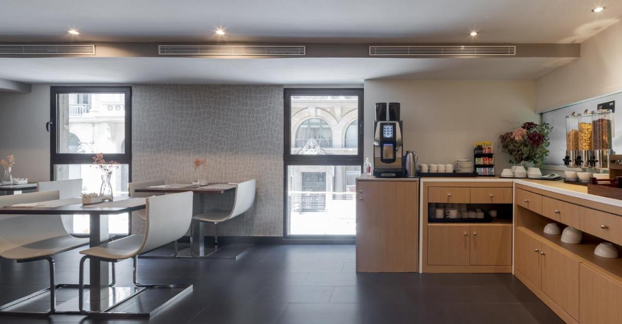 Ilunion Almirante Hotel Барселона Екстериор снимка