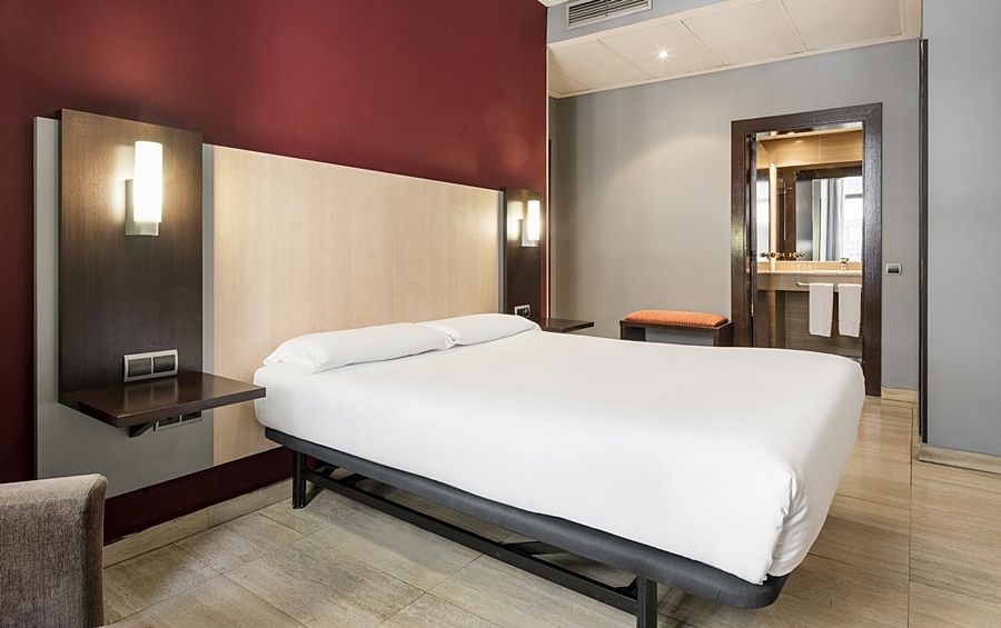 Ilunion Almirante Hotel Барселона Екстериор снимка