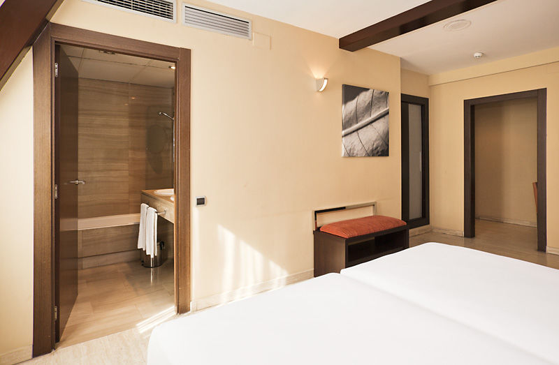 Ilunion Almirante Hotel Барселона Екстериор снимка